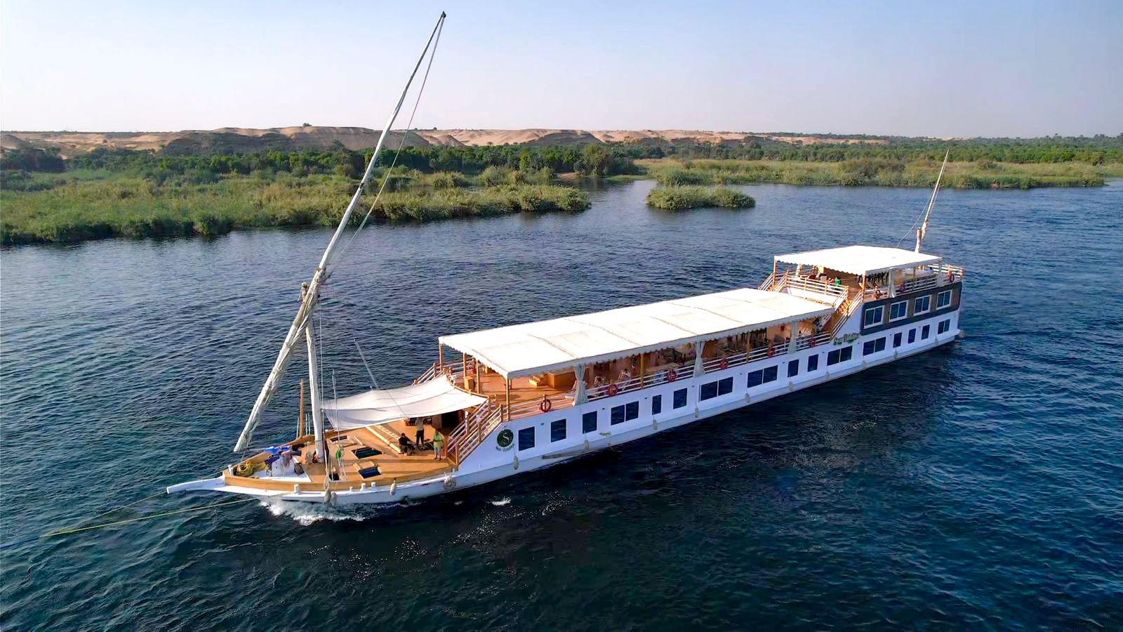 Bateau Dahabiya naviguant sur le Nil